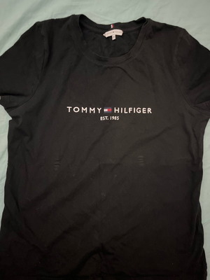 Πωλείται official t-shirt Tommy Hilfiger σε XL