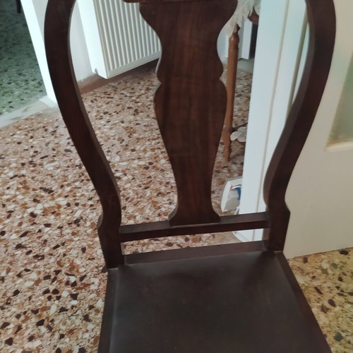 Extendable dining table like new with 6 walnut chairs