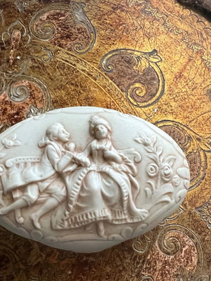 Porcelain box with embossed decorations new, white
