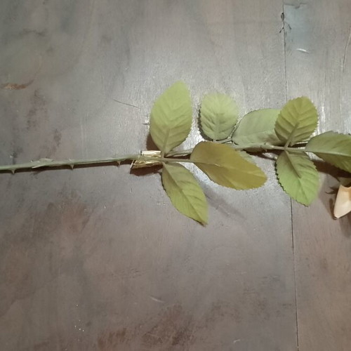 Artificial Roses lot of 6 very lifelike from the 1980s
