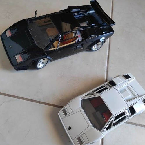 Lamborghini metal toy cars like new, scale 1/18 black and 1/25 white