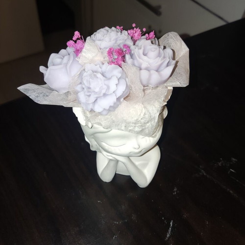 Mini scented wax bouquet in plaster/porcelain face, like new