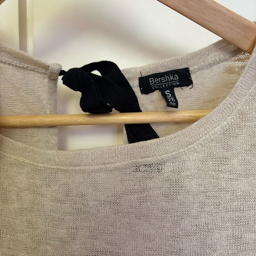 Bershka knitted top with open back and bow, size S like new