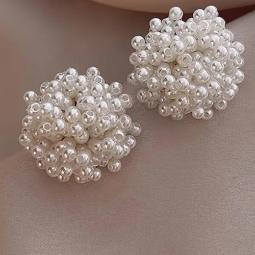 Earrings with small pearls