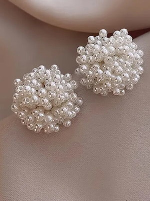 Earrings with small pearls