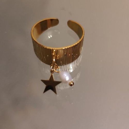 Gold-colored stainless steel ring new with star and pearl detail