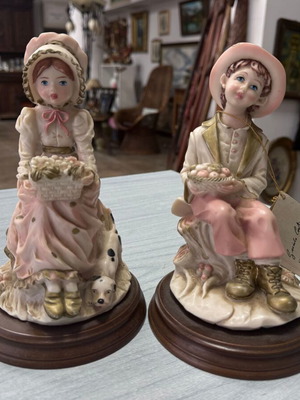 Pair of Capodimonte 8078 collector figures like new