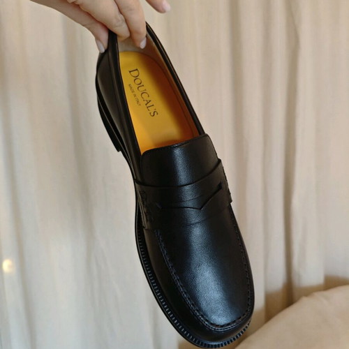 Doucal's leather loafers brand new with tags, size 40, black