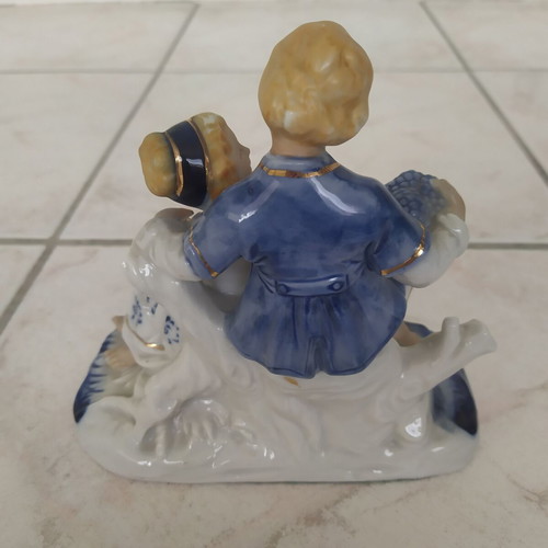 Vintage figurine hugging couple like new