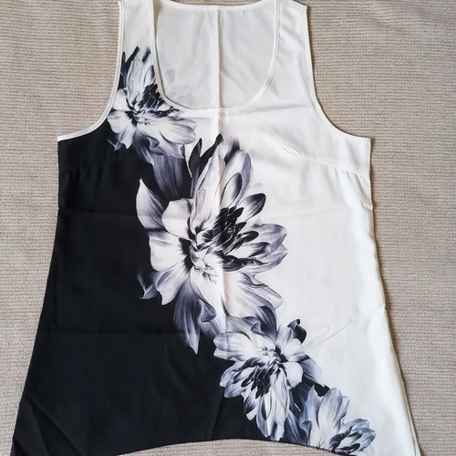 Sleeveless blouse size M, black and white with floral print