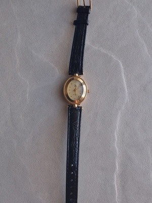 Vintage οβάλ ρολόι χειρός Quartz LS επίχρυσο (18Κ) με στρας και δερμάτινο λουράκι μεταχειρισμένο
