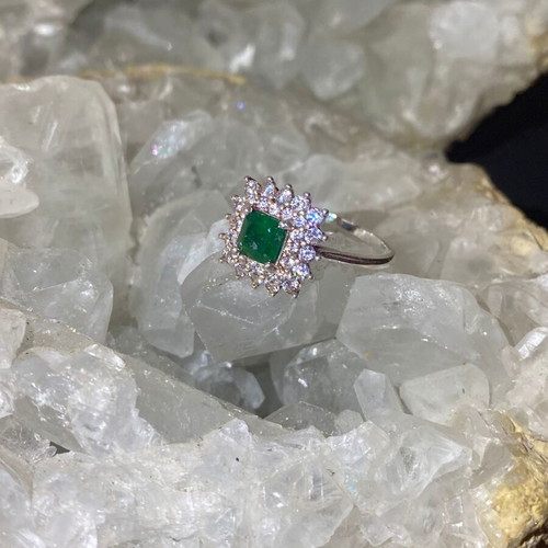 Silver ring with natural emerald and moissanite, new