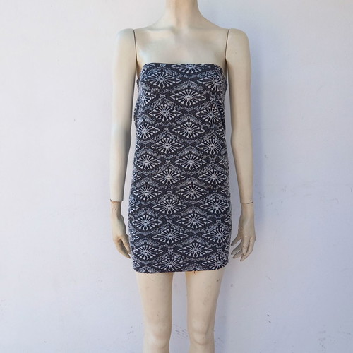 Elastic midi skirt used with jacquard pattern in white, black, gray