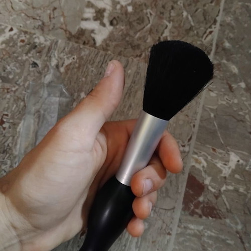 Makeup brush for powder with protective case like new