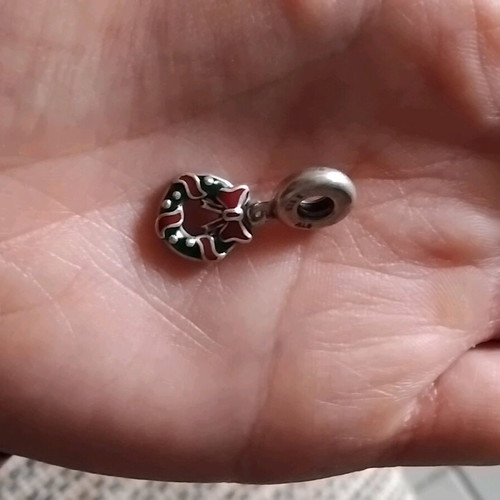 Pandora charm holiday wreath like new, multicolor