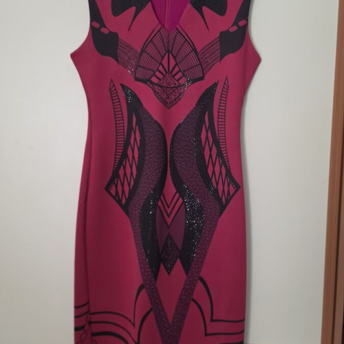 Fitted burgundy midi dress with embossed black geometric patterns