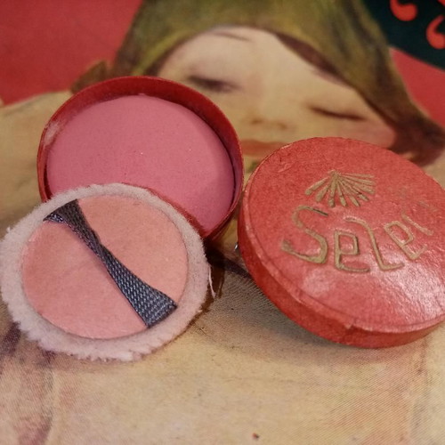 Vintage Select powder box used with puff and powder