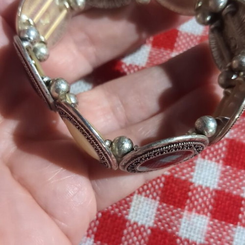 Vintage bracelet in white and black with double elastic band like new