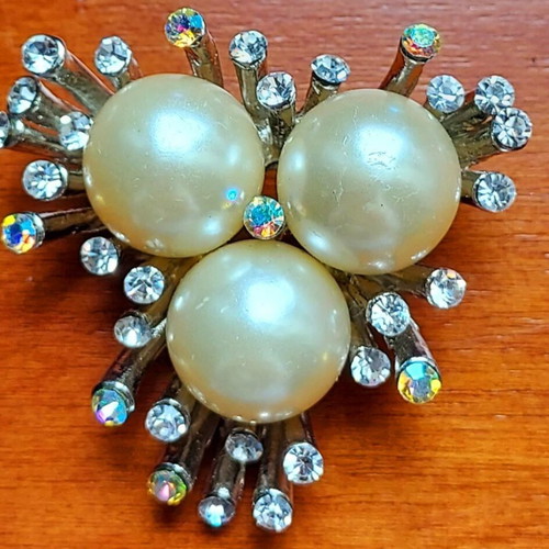 Vintage gold-plated brooch with pearls and rhinestones like new
