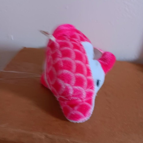 Plush dolphin like new, pink color