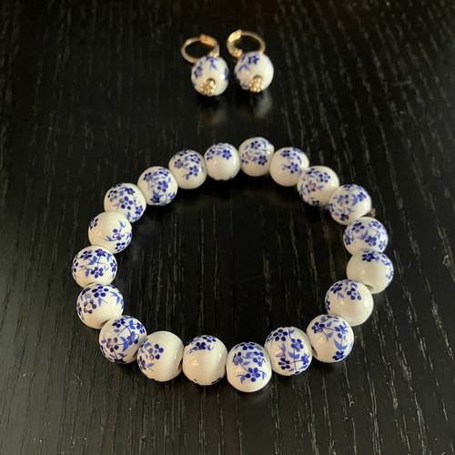 Jewelry set with ceramic beads like new, white and blue design