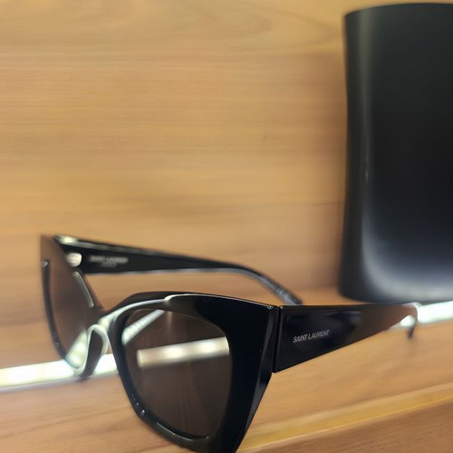 Saint Laurent SL 552 Cat Eye Sunglasses like new, black frame