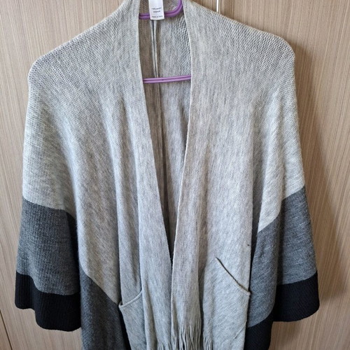 Maurices poncho like new, black and gray with fringes