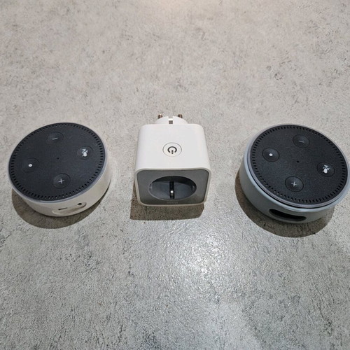 Smart home set Alexa like new with two Alexa and hue compatible smart plug