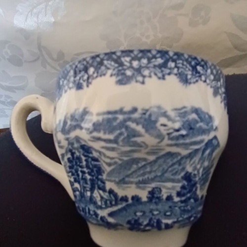 Vintage English mini bar with Lochs of Scotland porcelain cups like new