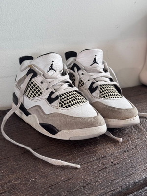 Air Jordan 4 Retro kids size 27 used, black and white
