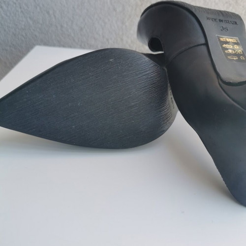 Beatrice Estell black leather pumps size 38 like new