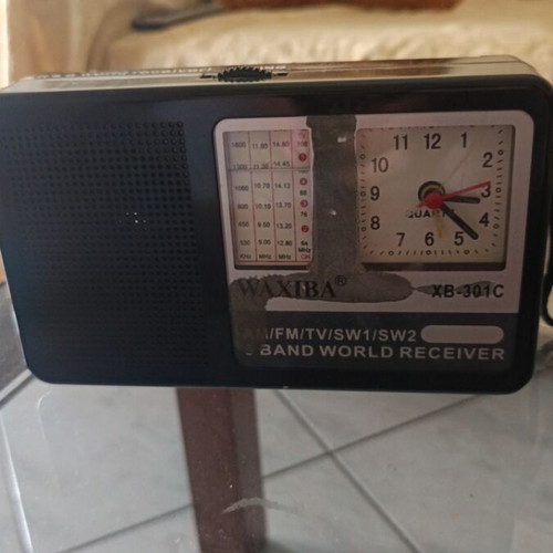 Portable radio like new with batteries and clock