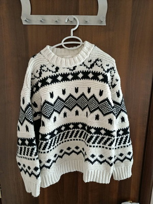H&M sweater like new, thick, black and white with pattern