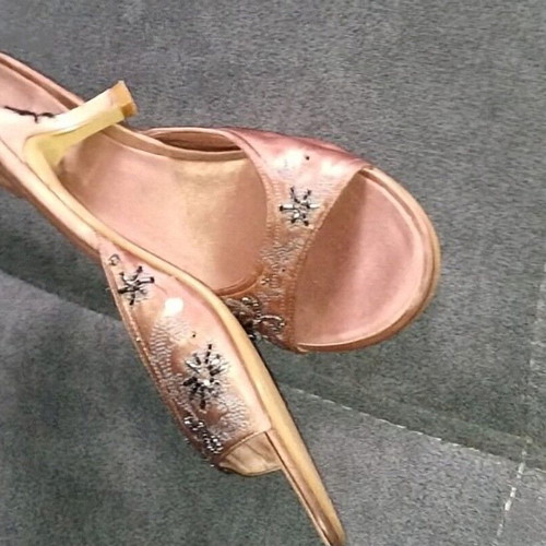 Clarks παντόφλες με χειροποίητη διακόσμηση από μεταξωτό σατέν μεταχειρισμένες, μέγεθος 38, ροζ