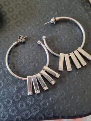 Stainless steel impressive earrings with stones used