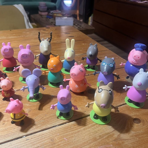 Peppa Pig metal house case with 16 figures used