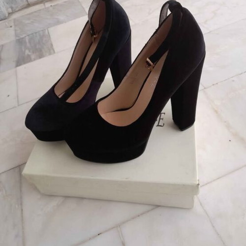 Suede pumps with strap and platform new size 39 black