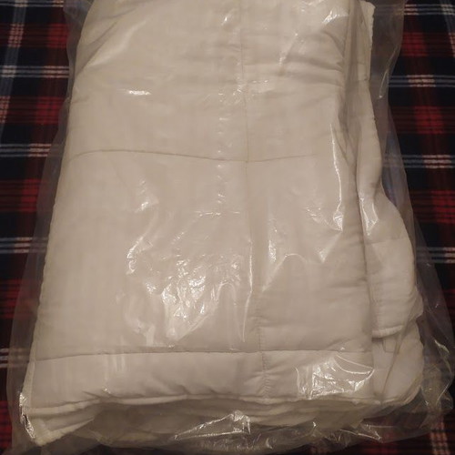 White mattress protector 2.0x1.5 meters, thick and soft with elastic bands