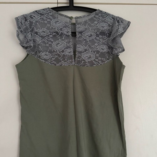 T-shirt with lace like new, size M, green