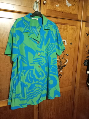 Women's shirt like new, large, with three buttons, maternity friendly