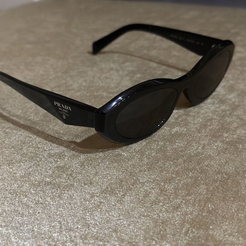 Prada sunglasses like new, black