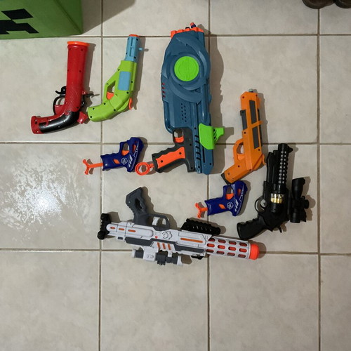 Nerf pistols and sound pistol toy set like new