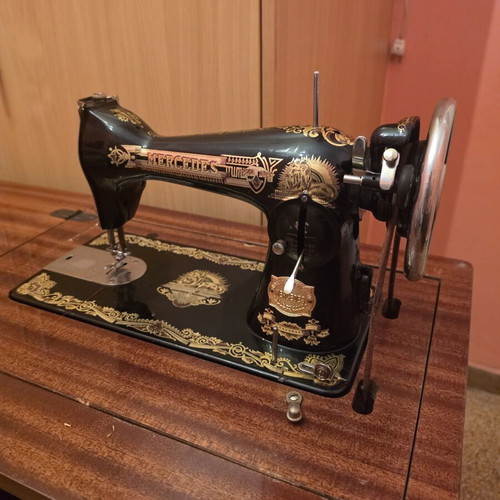 Vintage Mercedes sewing machine like new