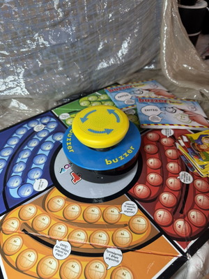Buzzer Junior ηλεκτρονικό παιχνίδι γνώσεων και ταχύτητας