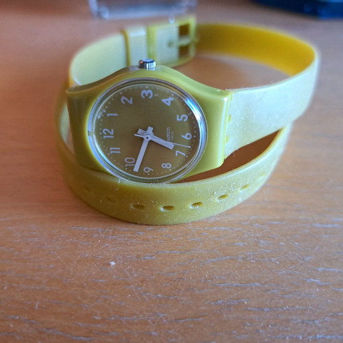 Swatch γυναικείο ρολόι μεταχειρισμένο με μακρύ λουράκι λάιμ