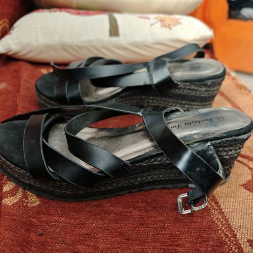 Fantastic Pair sandals size 39 used, black and silver