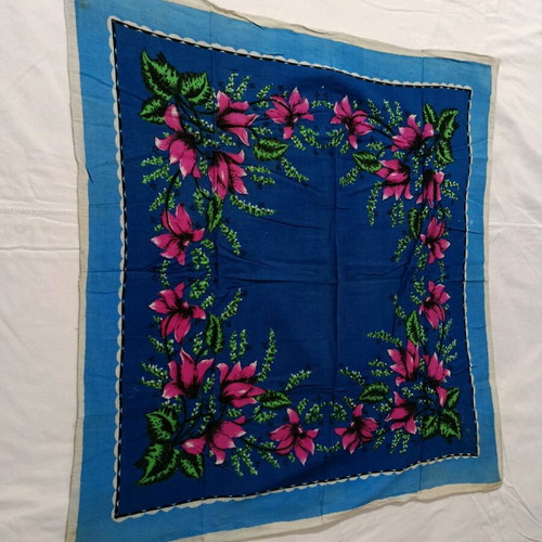 Headscarf like new, size 70/65 cm