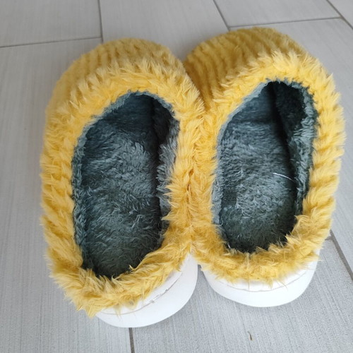 Fur slippers women's size 38/39 like new, yellow