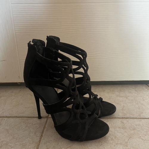 High Heels size 38 like new, black, stylish and comfortable