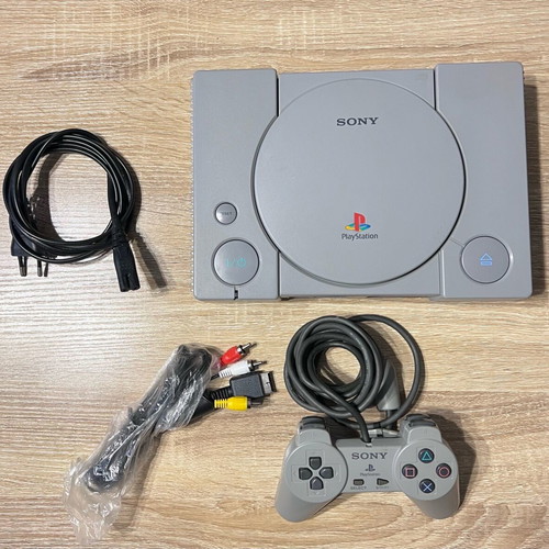 PlayStation 1 like new with 5 games and Sony controller